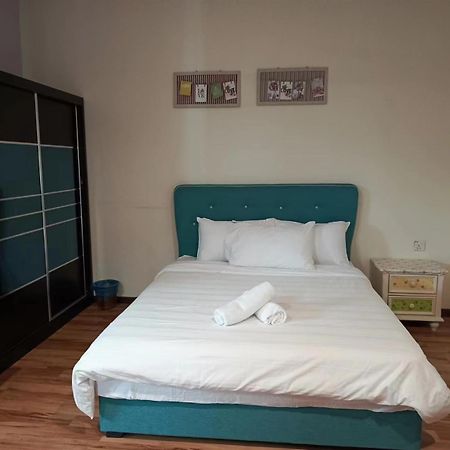 Melaka Beachfront Villa With Pool Kültér fotó