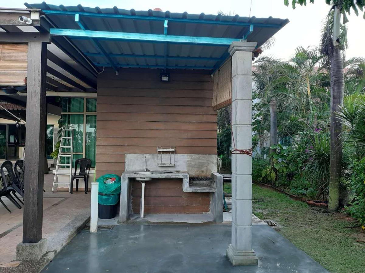Melaka Beachfront Villa With Pool Kültér fotó
