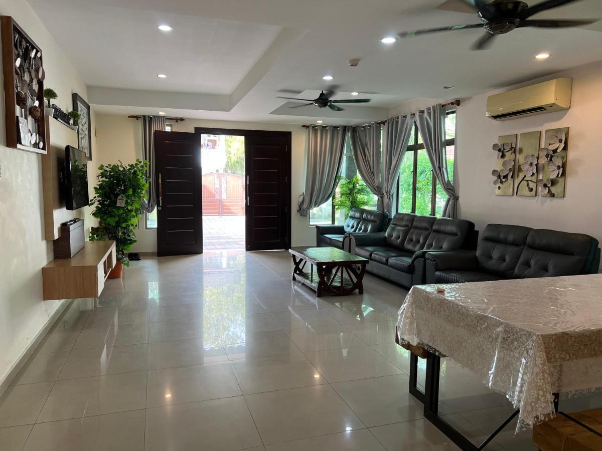 Melaka Beachfront Villa With Pool Kültér fotó