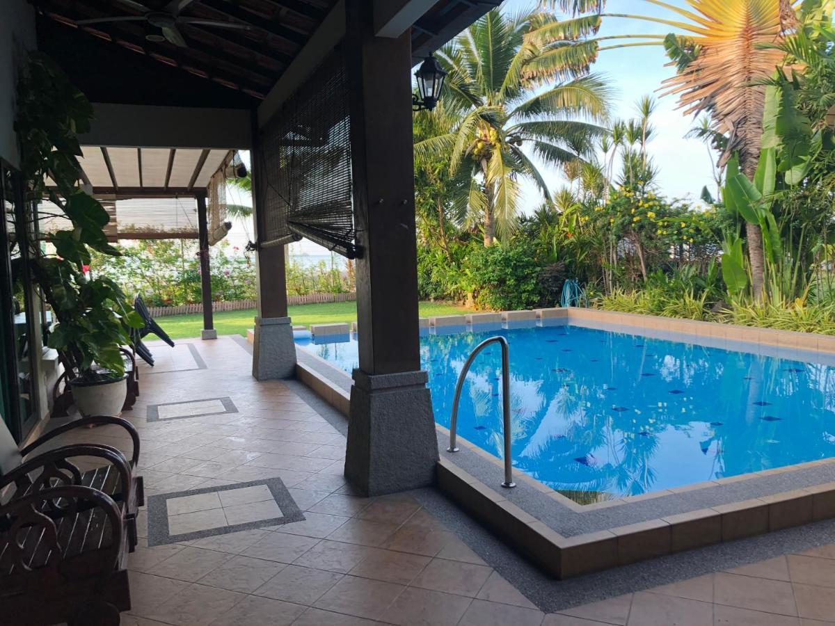 Melaka Beachfront Villa With Pool Kültér fotó