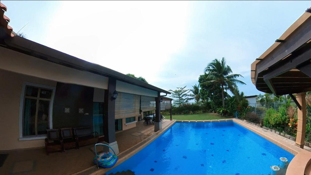 Melaka Beachfront Villa With Pool Kültér fotó