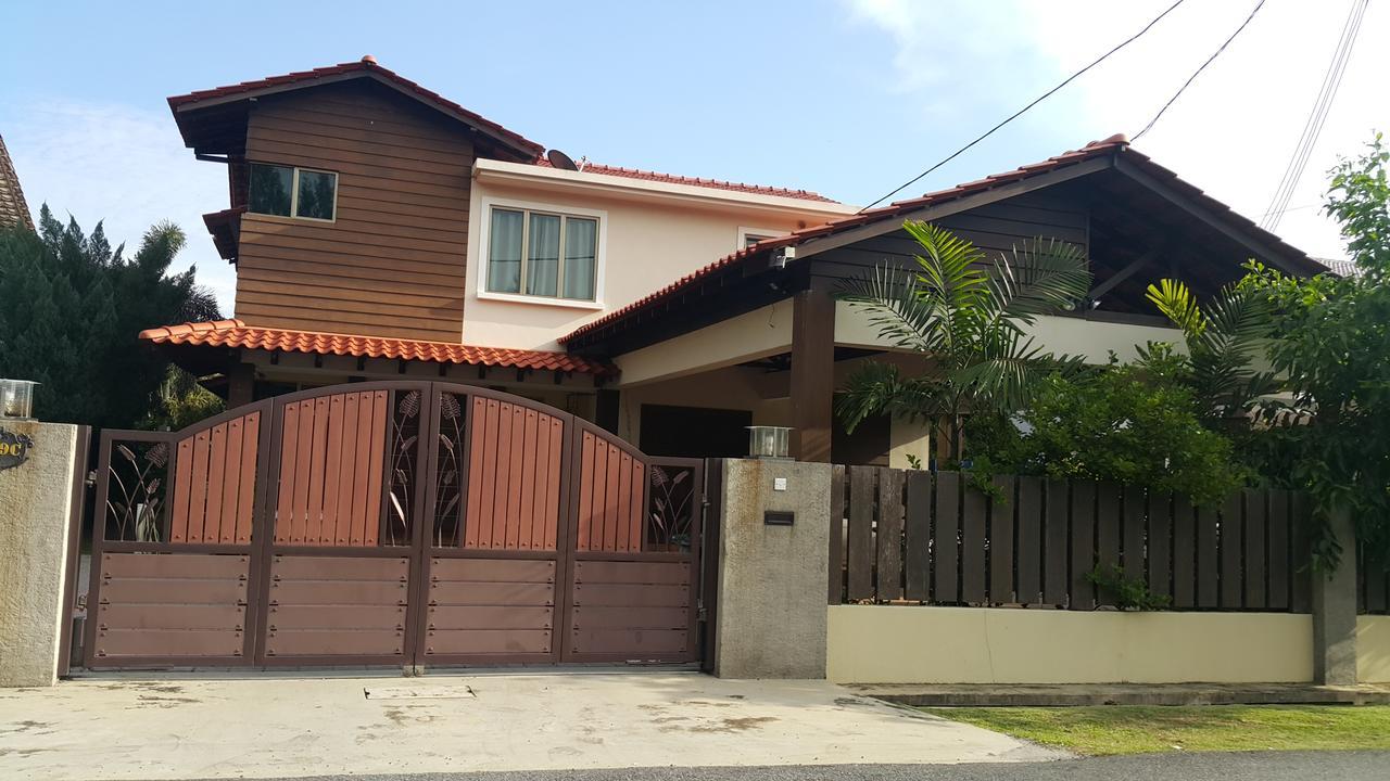 Melaka Beachfront Villa With Pool Kültér fotó