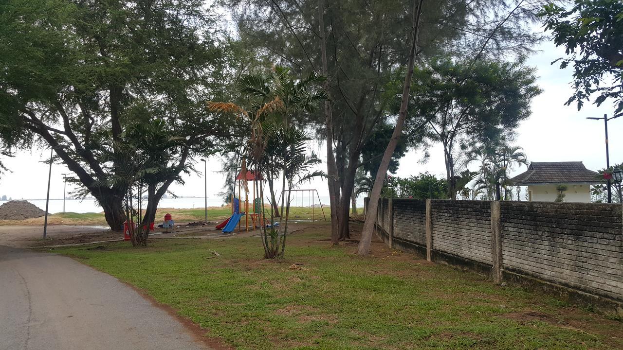 Melaka Beachfront Villa With Pool Kültér fotó