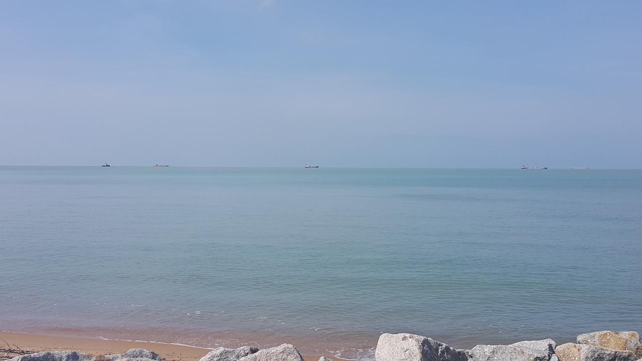 Melaka Beachfront Villa With Pool Kültér fotó