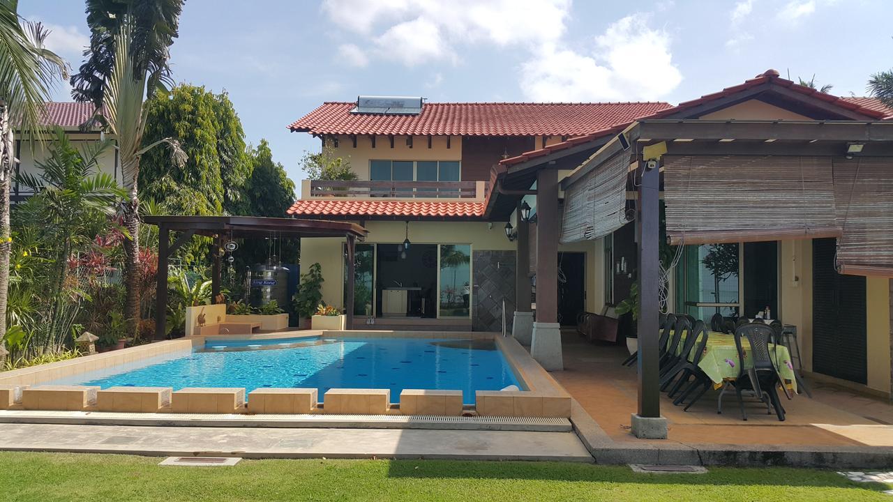 Melaka Beachfront Villa With Pool Kültér fotó