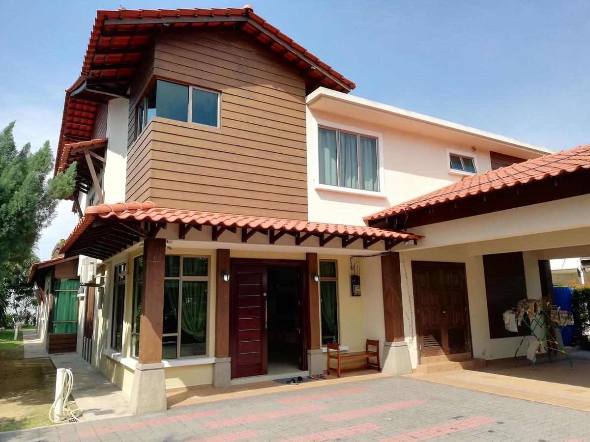Melaka Beachfront Villa With Pool Kültér fotó